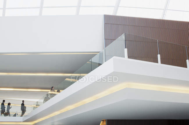 Business people with suitcases on elevated walkway — Stock Photo