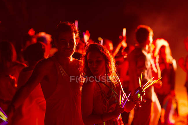 Couple dancing at music festival — Stock Photo
