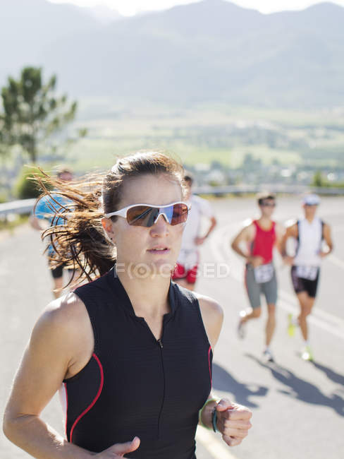 Бігун в гонці на сільській дорозі — стокове фото