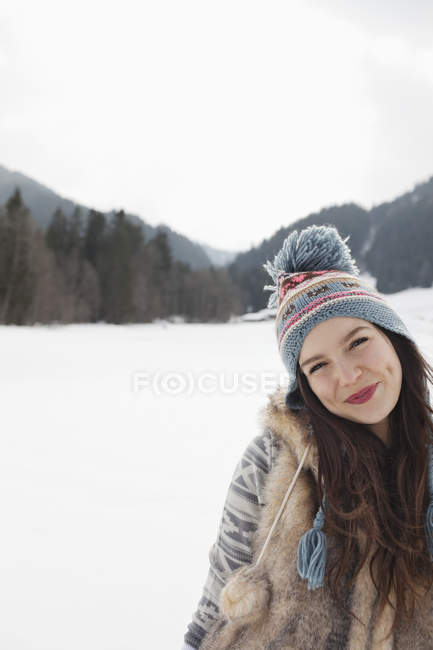 Porträt einer lächelnden Frau im verschneiten Feld — Stockfoto