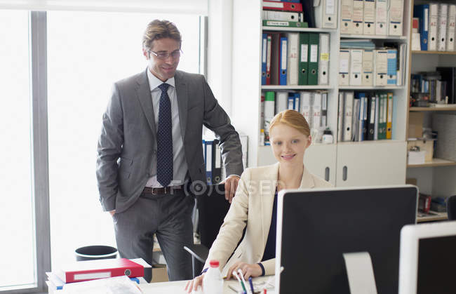 Empresário e empresária usando o computador na mesa no escritório — Fotografia de Stock