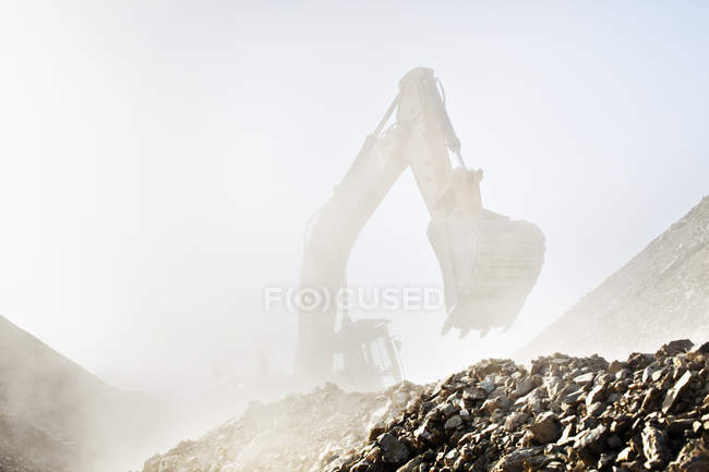 Escavadora trabalhando na pedreira durante o dia — Fotografia de Stock