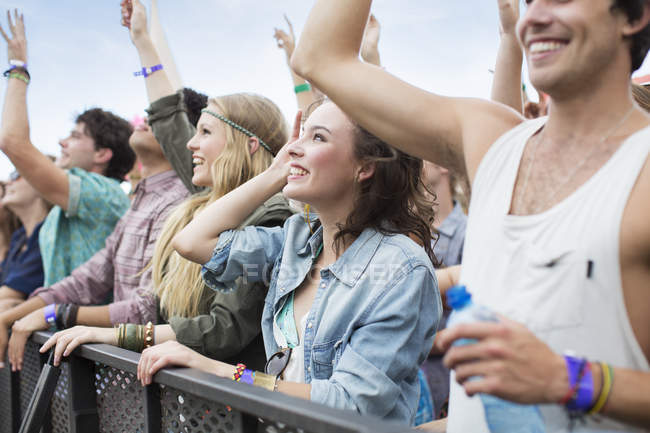 Фанати вітають на музичному фестивалі — стокове фото