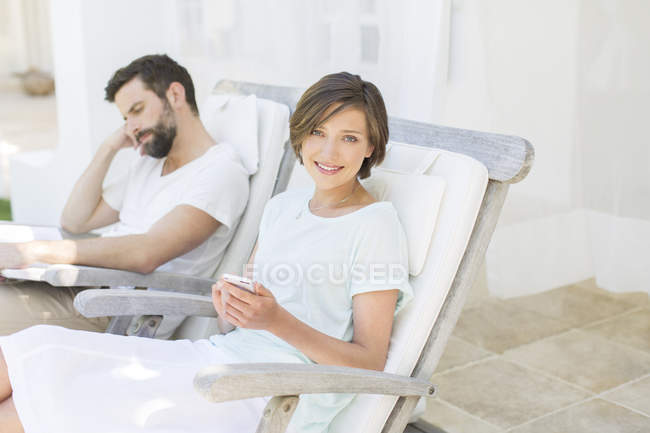 Casal relaxante em cadeiras de gramado ao ar livre — Fotografia de Stock