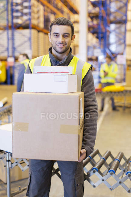 Cajas de transporte de trabajadores en almacén - foto de stock