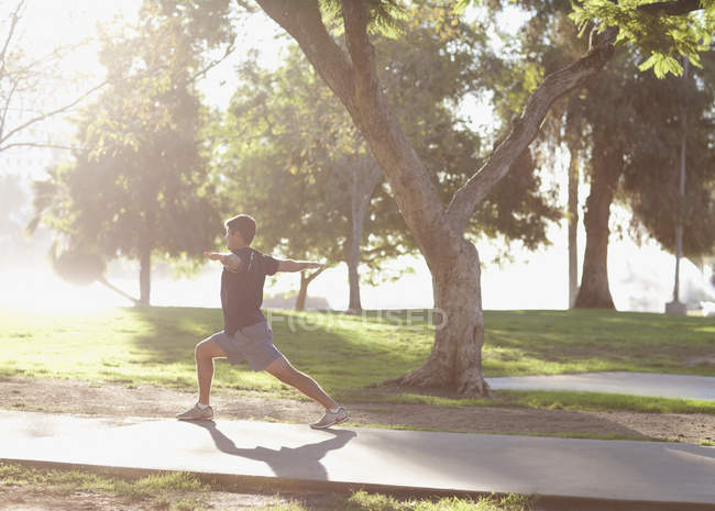 Homem praticando ioga no parque — Fotografia de Stock