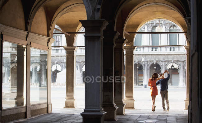 Casal dançando em arco em Veneza — Fotografia de Stock