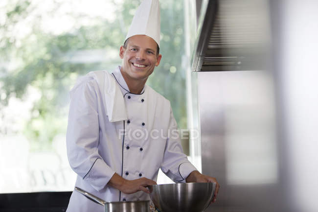 Koch lächelt in Restaurantküche — Stockfoto