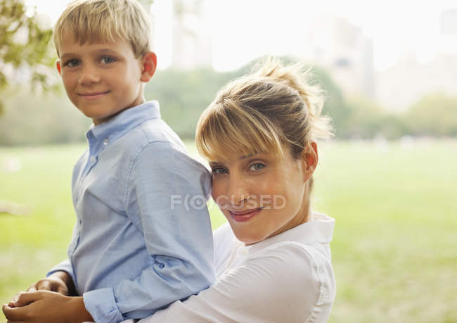 Madre e figlio si rilassano nel parco urbano — Foto stock