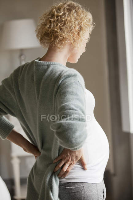 Donna incinta che trattiene il dolore — Foto stock