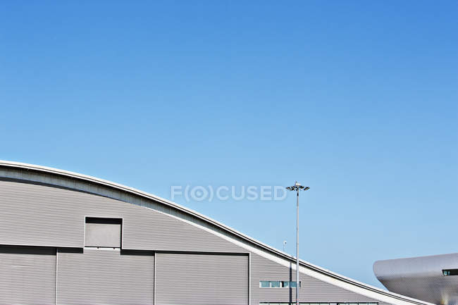 Вигнутий дах і блакитне небо — стокове фото