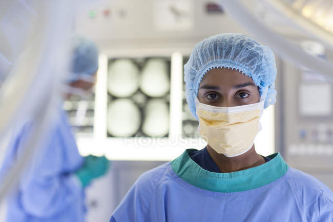 Chirurgo in piedi in sala operatoria moderna — Foto stock