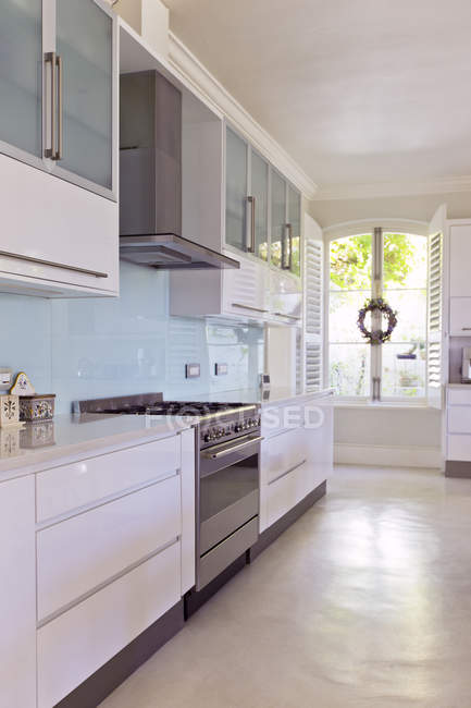 Modern kitchen indoors during daytime — Stock Photo