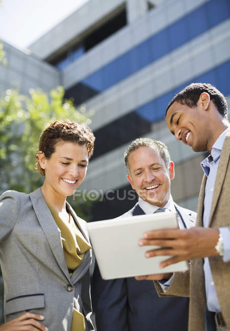 Gente de negocios que usa tableta al aire libre - foto de stock
