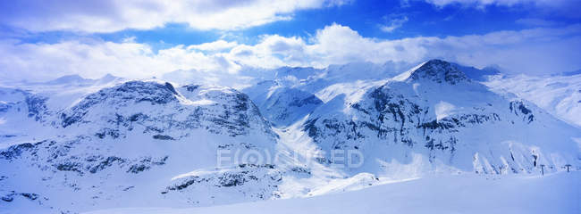 Vue de la chaîne de montagnes enneigées — Photo de stock