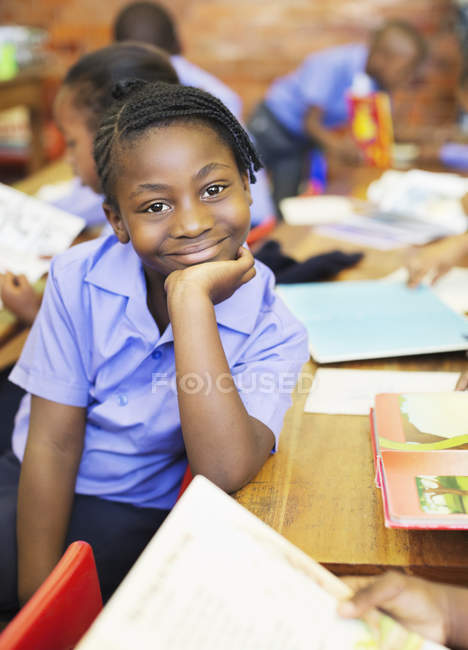 Estudiante afroamericano sonriendo en clase - foto de stock