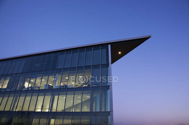 Edifício moderno e céu azul — Fotografia de Stock