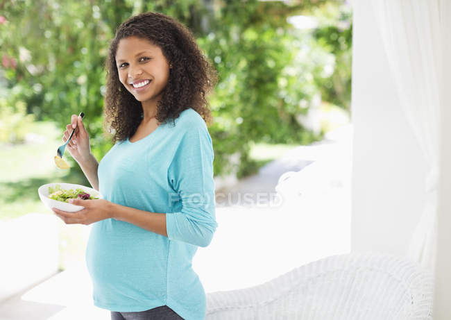 Pregnant woman eating salad — Stock Photo