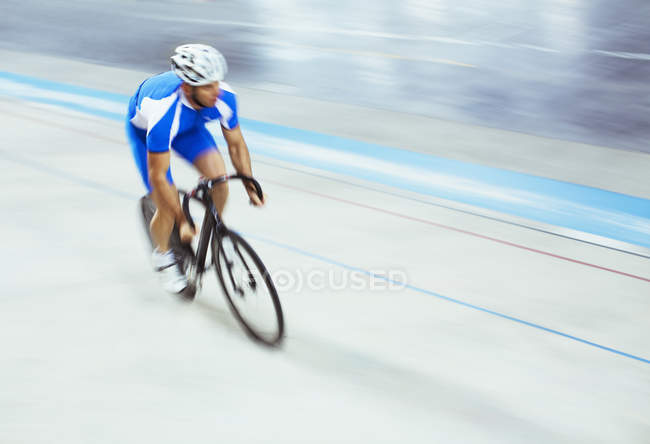 Велосипедист на велодроме — стоковое фото