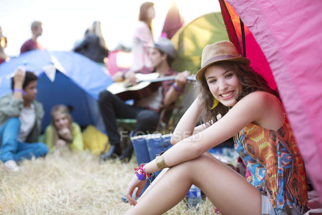 Retrato de mulher sentada na frente da tenda no festival de música — Fotografia de Stock