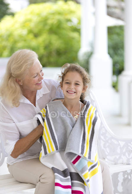 Caucasiano velha mulher envolvendo neta em toalha — Fotografia de Stock