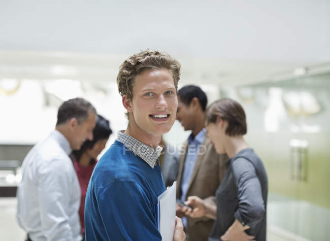 Бізнесмен посміхається на зустрічі в сучасному офісі — стокове фото