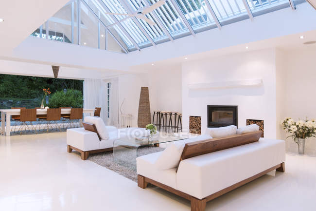 Sofás, lareira e clarabóias na moderna sala de estar — Fotografia de Stock