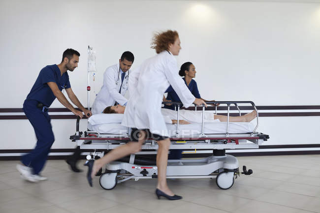 Equipe do hospital apressando o paciente para a sala de cirurgia — Fotografia de Stock