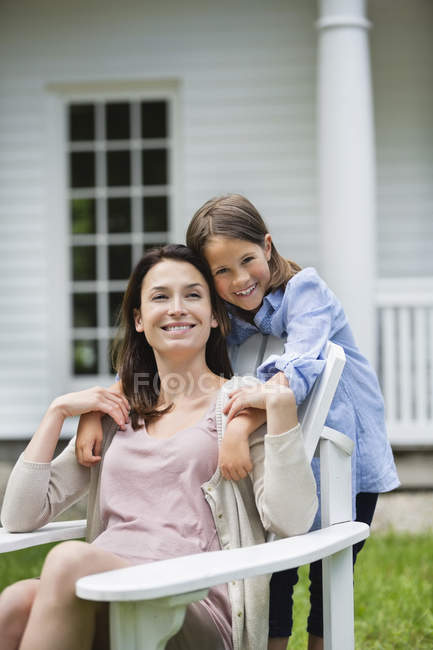Мати і дочка посміхаються разом на відкритому повітрі — стокове фото