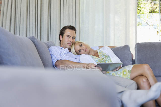 Пара отдыхающих на диване вместе — стоковое фото