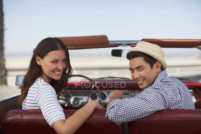 Smiling couple sitting in convertible — Stock Photo
