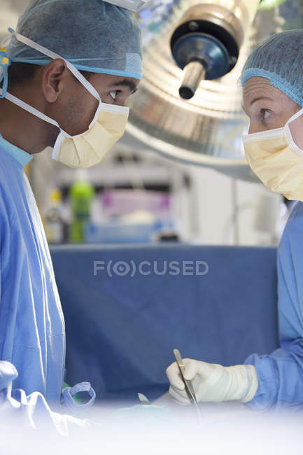 Хірурги говорити в сучасних операційних кімнаті — стокове фото