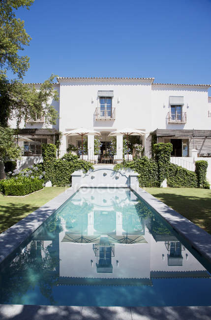 Luxus-Pool und Villa tagsüber — Stockfoto