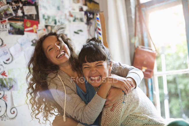 Jovens mulheres felizes brincando juntos dentro de casa — Fotografia de Stock