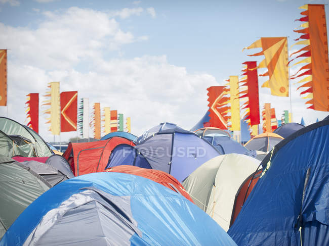 Палатки, переполненные на музыкальном фестивале — стоковое фото