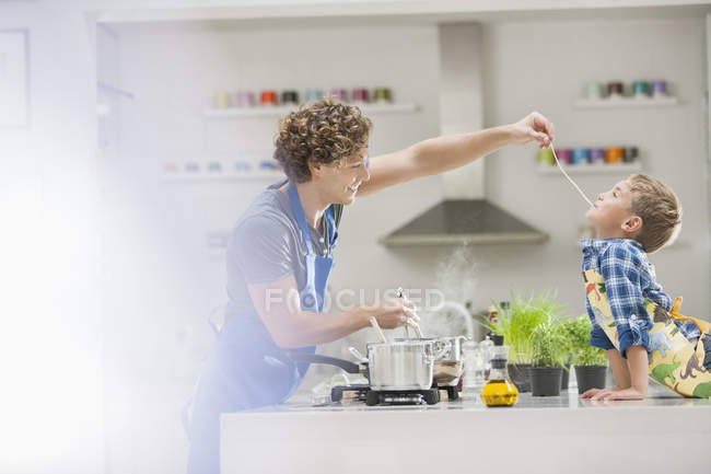 Батько і син готують на кухні — стокове фото