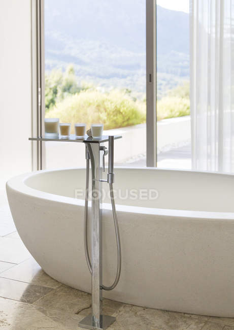 Candele vicino vasca da bagno in bagno moderno — Foto stock