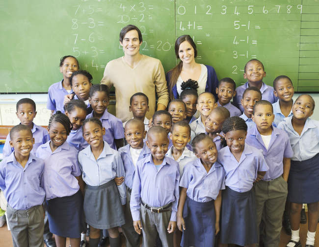 Африканские американские студенты и учителя улыбаются в классе — стоковое фото