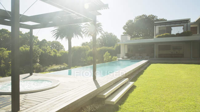 Casa moderna e piscina — Fotografia de Stock