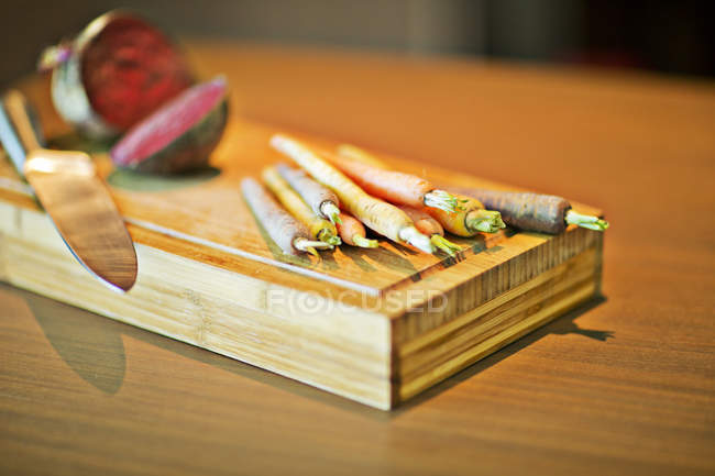 Close up de cenouras na tábua de corte — Fotografia de Stock