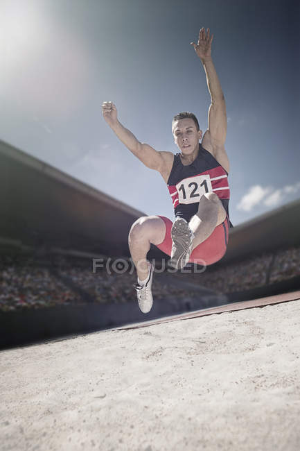 Saltador longo acima do poço de areia — Fotografia de Stock