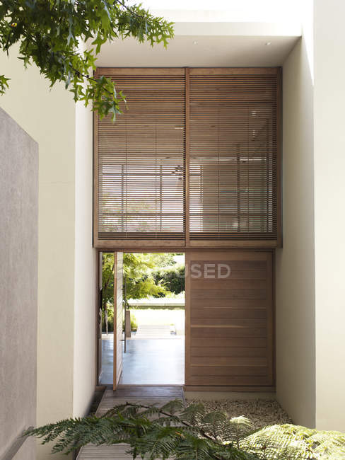 Tür zu modernem Haus tagsüber — Stockfoto
