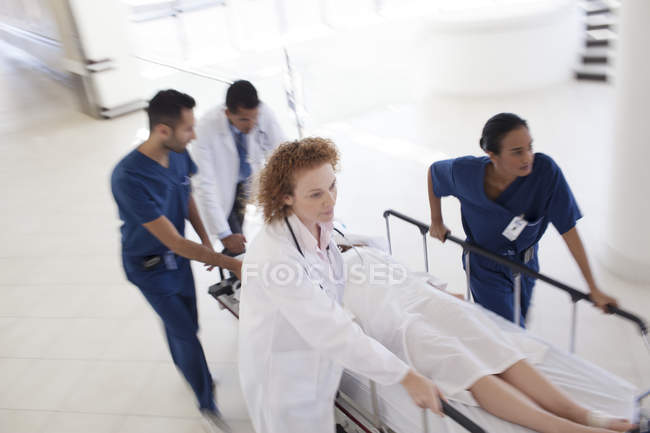 Personal del hospital apresurando al paciente al quirófano - foto de stock