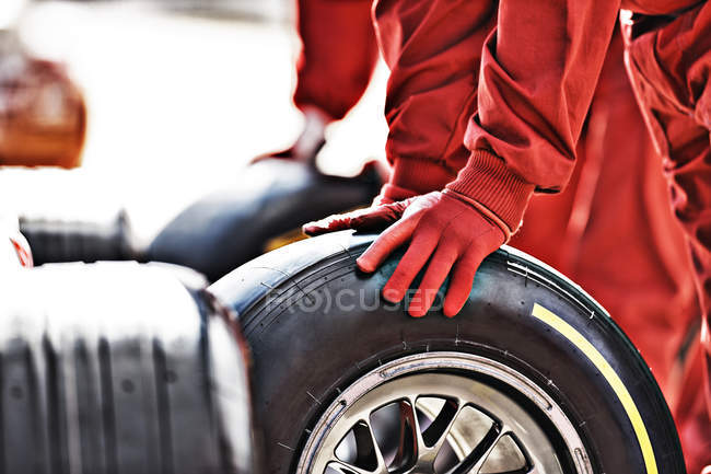 Mechanic working at pit stop — Stock Photo