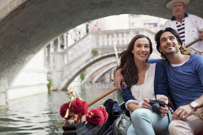 Улыбающаяся пара на гондоле в Венеции — стоковое фото