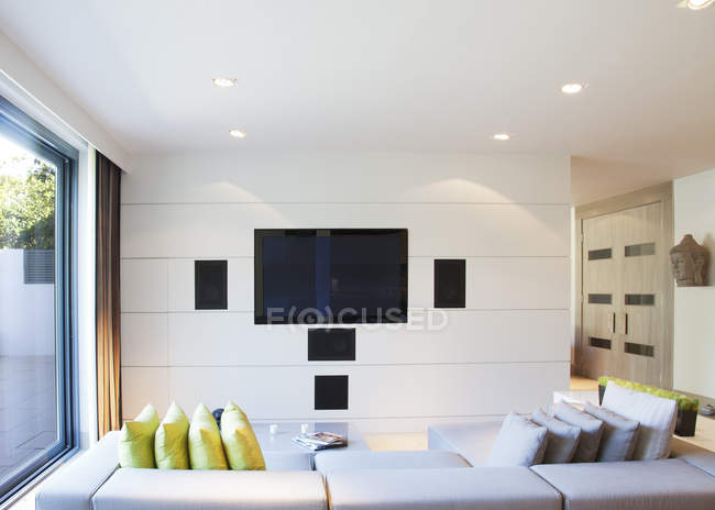 Sofa und Fernseher im modernen Wohnzimmer — Stockfoto