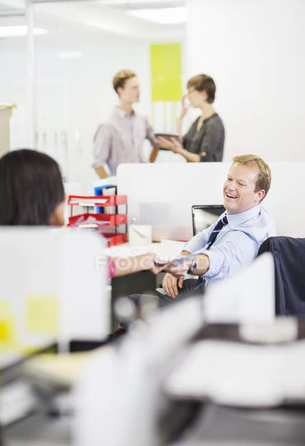 Geschäftsleute arbeiten in modernen Büros zusammen — Stockfoto