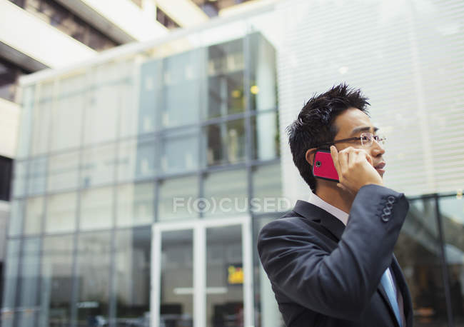 Бізнесмен говорити на мобільний телефон за межами Офісна будівля — стокове фото
