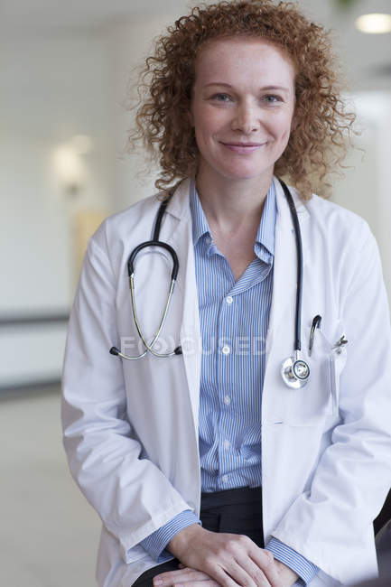 Arzt lächelt im Krankenhaus — Stockfoto