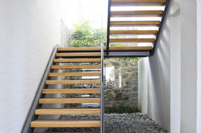 Escadaria de casa moderna dentro de casa — Fotografia de Stock